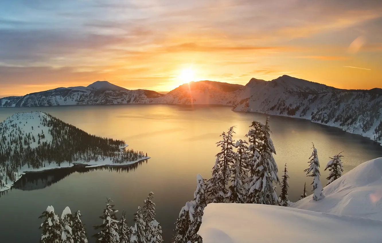 Фото обои зима, лес, снег, закат, горы, озеро, рассвет, остров