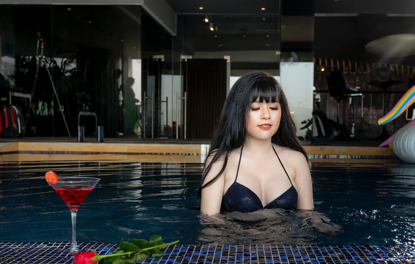 Фото обои вода, бокал, бассейн, glass, pool, water, закрытые глаза, closed eyes