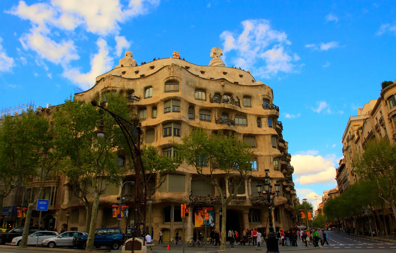 Фото обои небо, деревья, люди, улица, дома, Испания, Барселона, Гауди