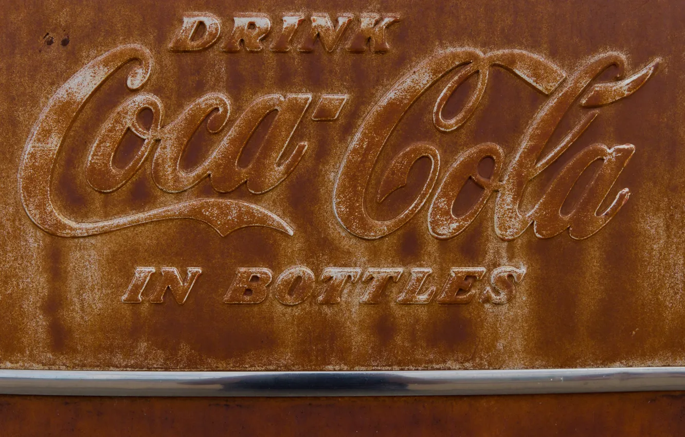 Фото обои металл, логотип, ржавчина, напиток, Coca-Cola