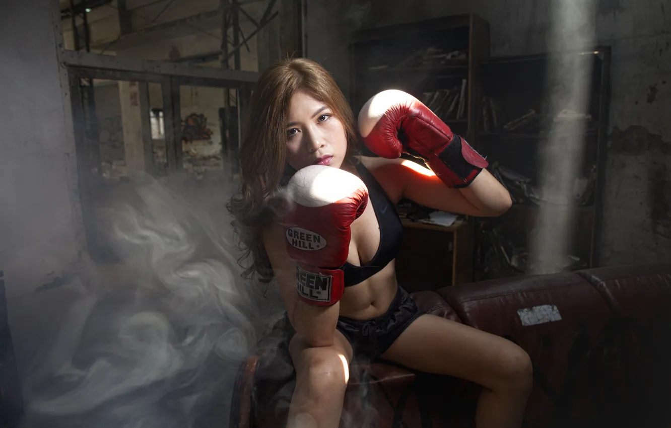 Фото обои взгляд, девушка, лицо, спорт, дым, бокс, перчатки, азиатка
