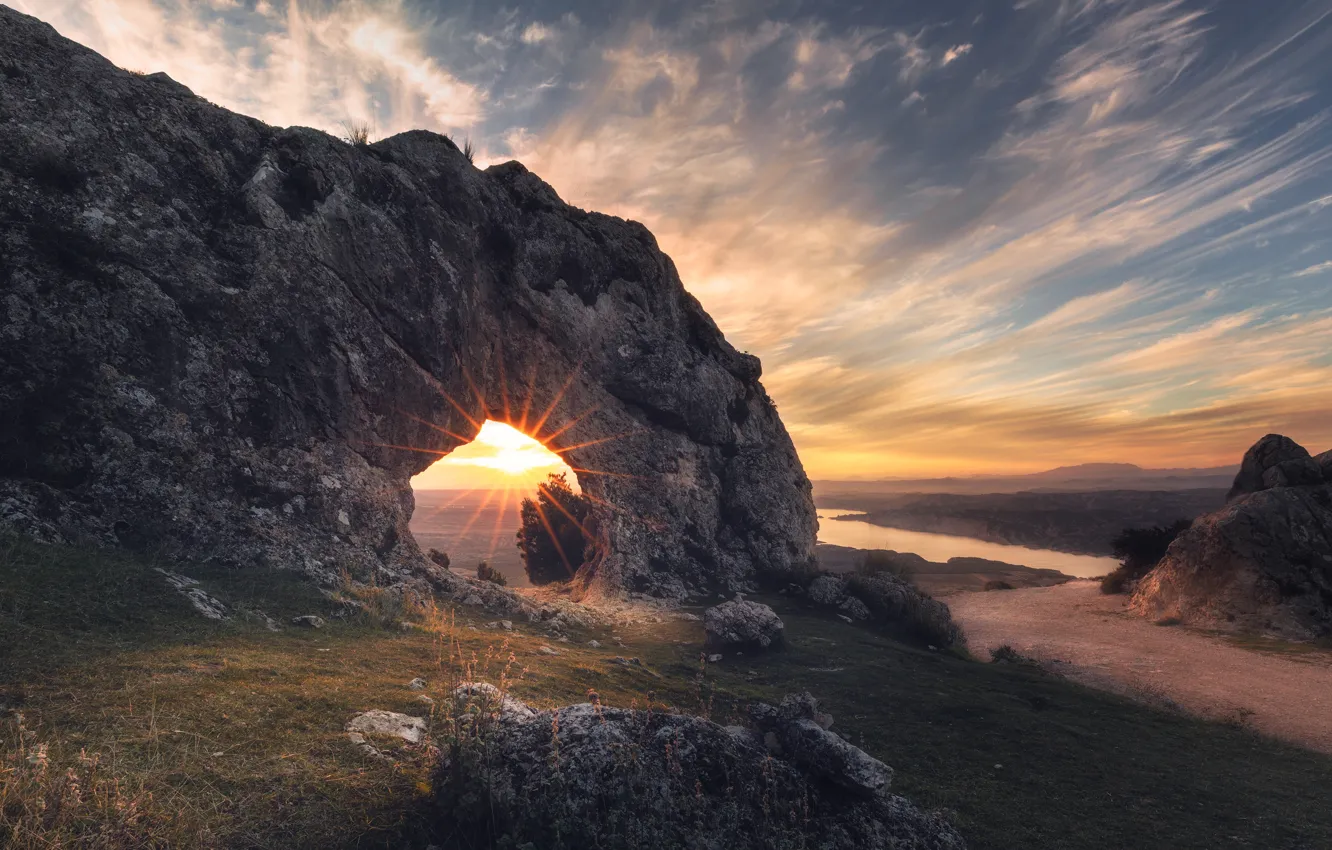 Фото обои солнце, скалы, берег, склон, арка, водоем