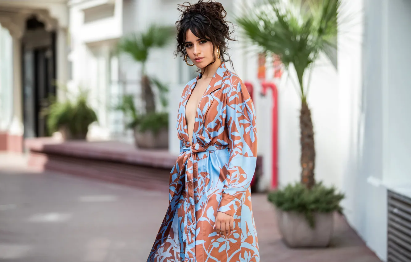 Фото обои взгляд, девушка, поза, певица, красотка, боке, Camila Cabello