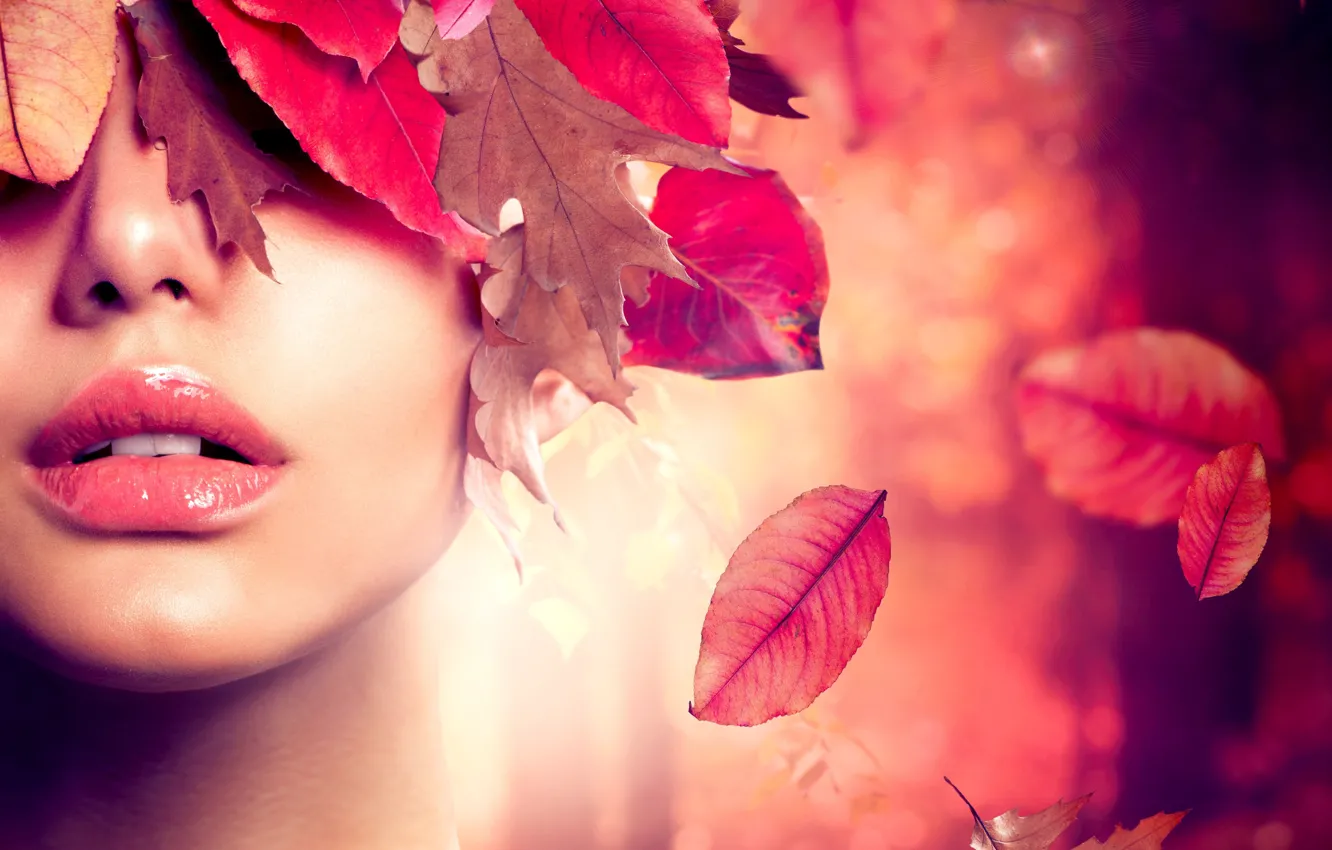 Фото обои осень, листья, девушка, губы, листопад