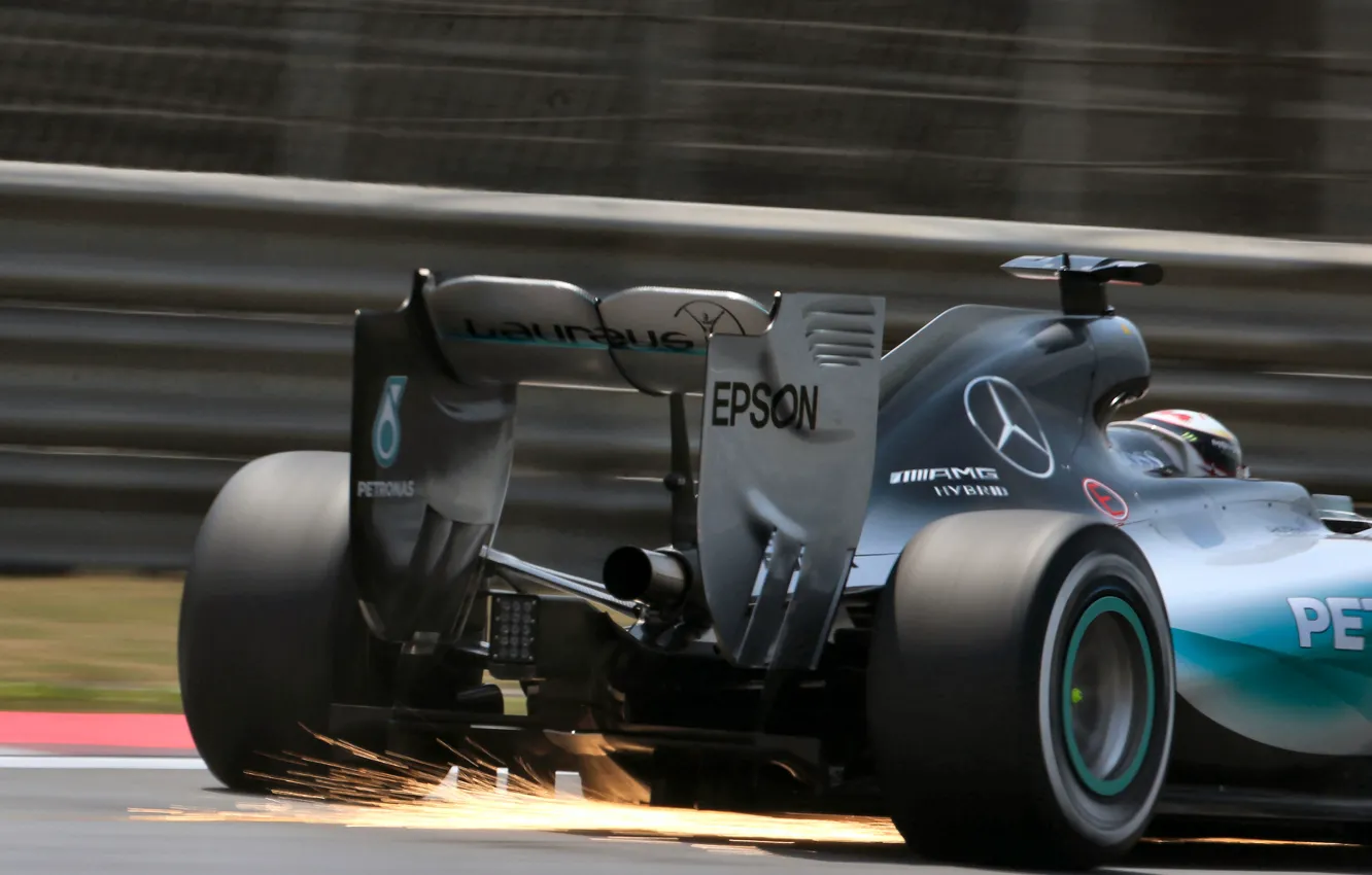 Фото обои Искры, Mercedes, Formula 1, Задок, W06