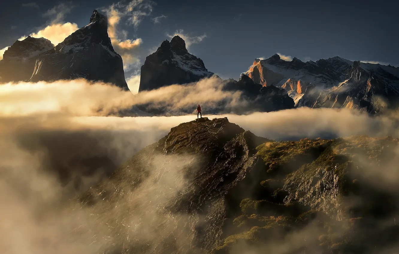 Фото обои облака, снег, горы, туман, вершины, человек, вид, высота