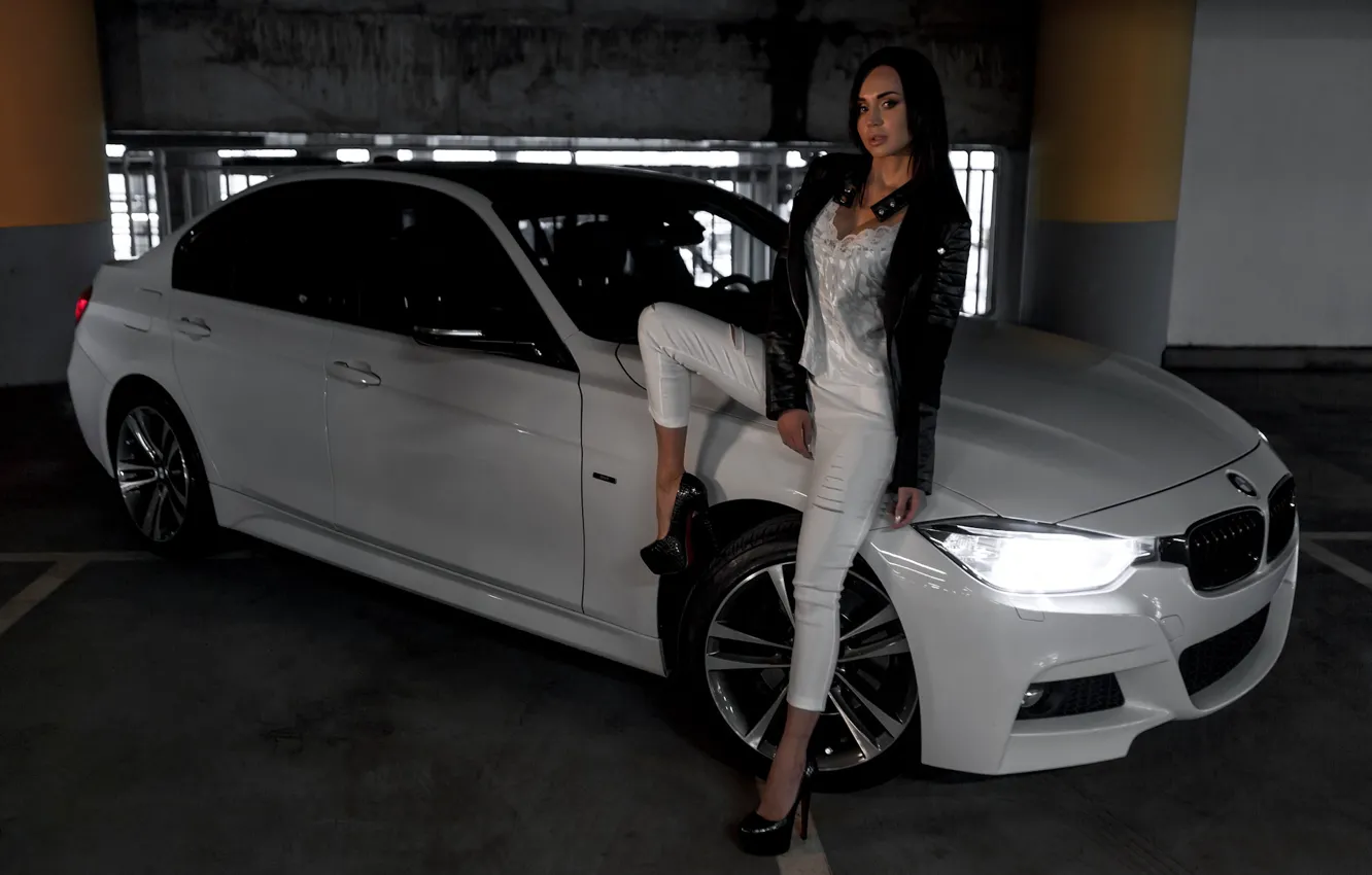 Фото обои взгляд, Девушки, BMW, красивая девушка, Валерия, белый авто, позирует над машиной