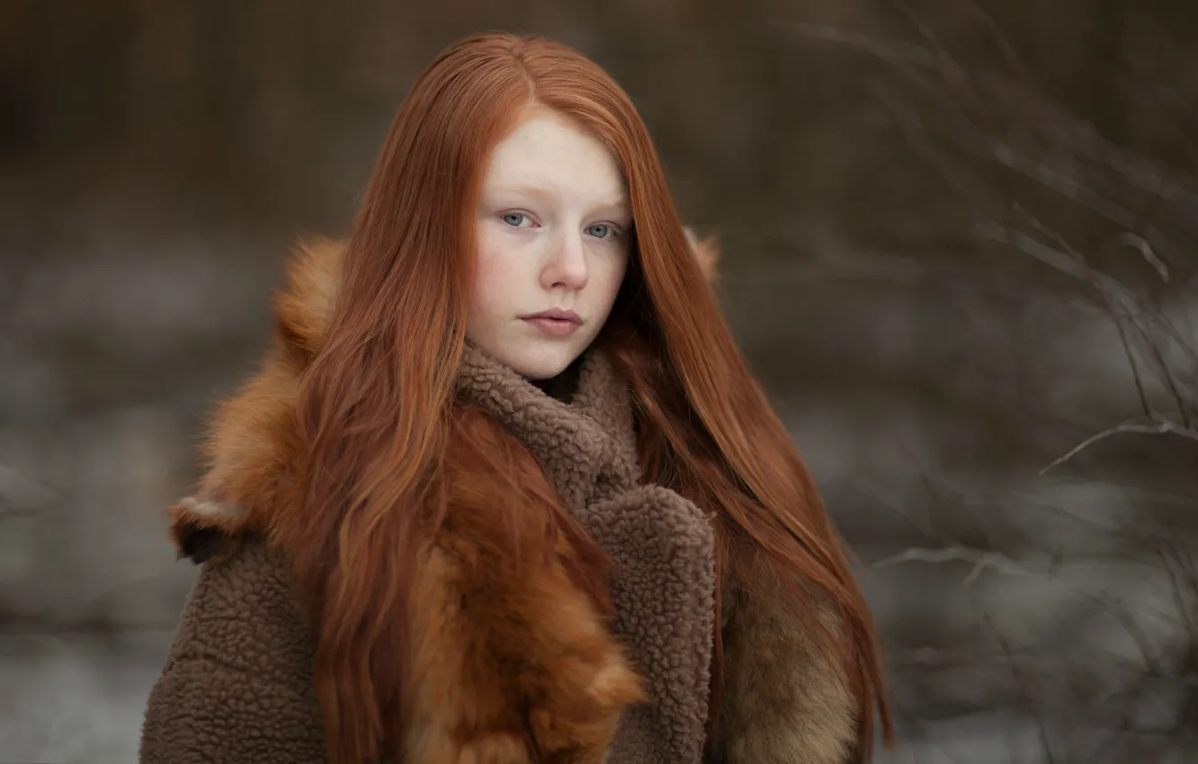 Фото обои взгляд, девочка, мех, рыжеволосая