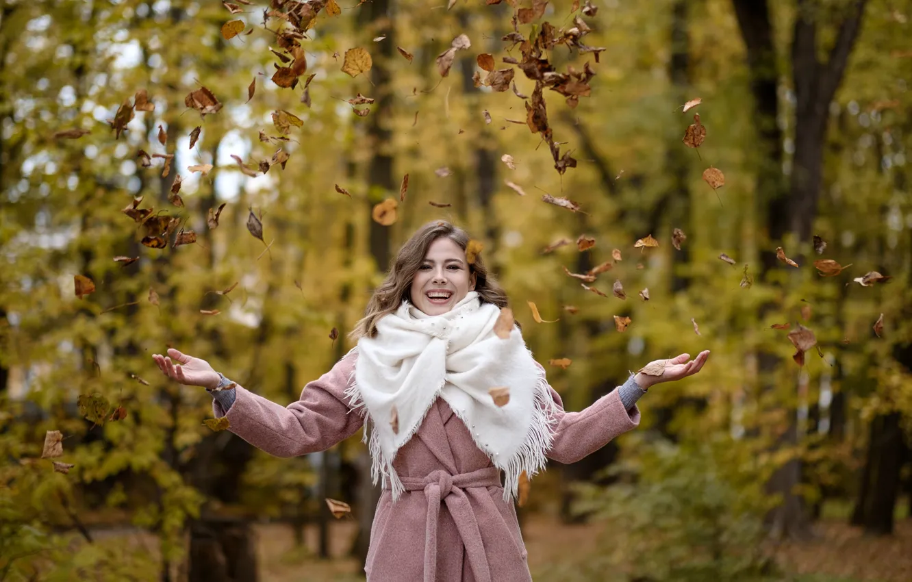 Фото обои осень, лес, листья, улыбка, Alina, пальто, боке, Kirill Sokolov
