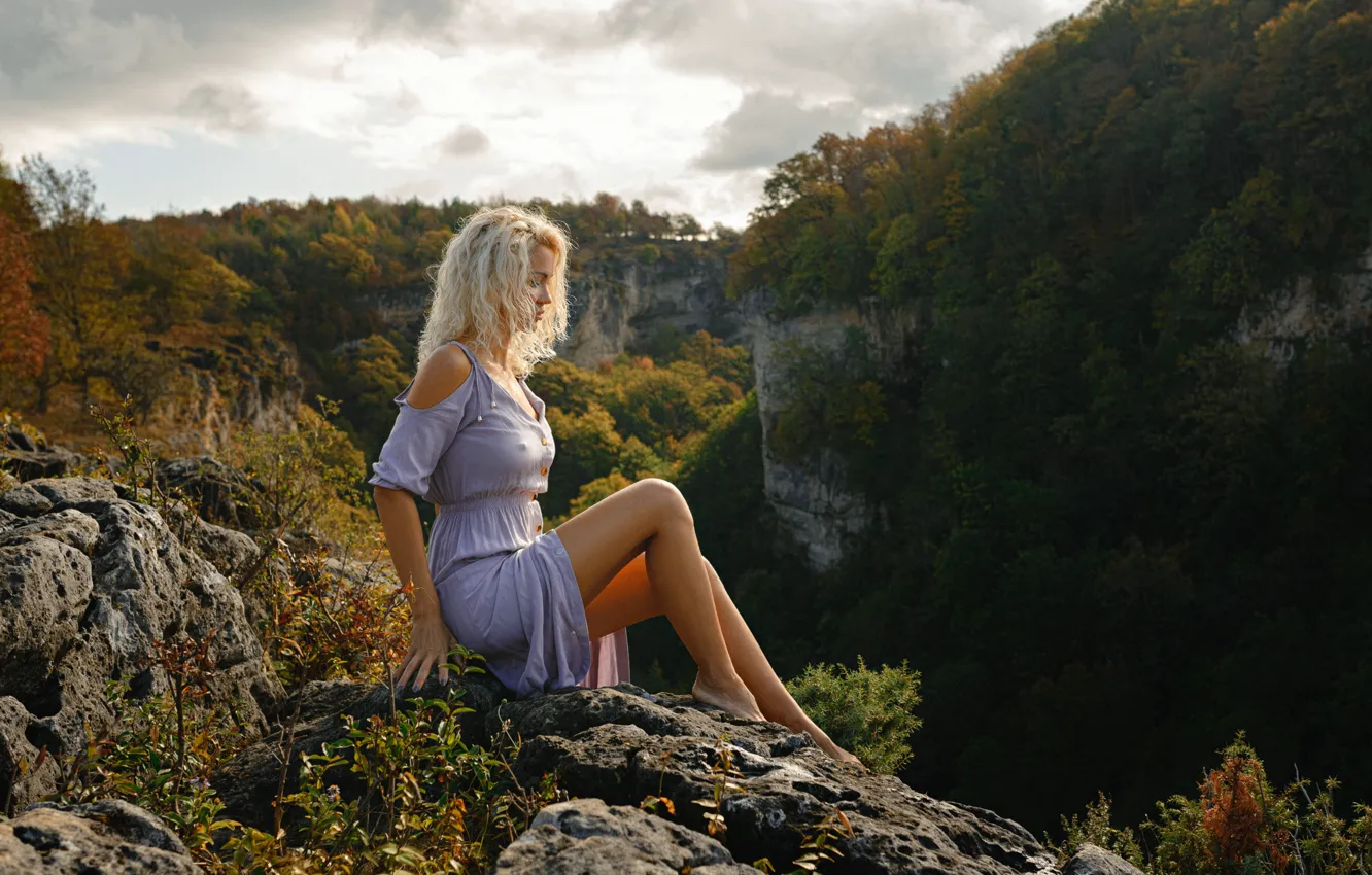 Фото обои девушка, горы, поза, скалы, платье, блондинка, ножки, Михаил Першин