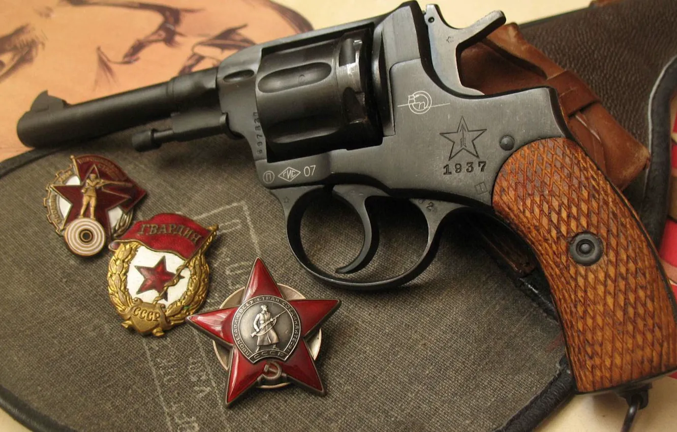 Фото обои Орден Красной Звезды, Револьвер, Наган, Ворошиловский стрелок, гвардейский знак