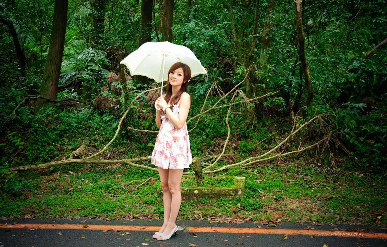 Фото обои дорога, улыбка, зонтик, азиатка