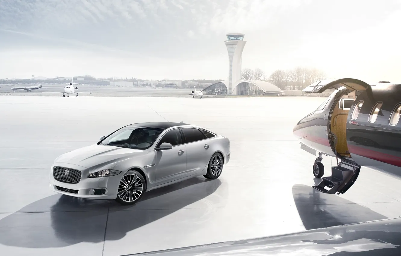 Фото обои белый, небо, Jaguar, Ягуар, аэропорт, седан, передок, ultimate
