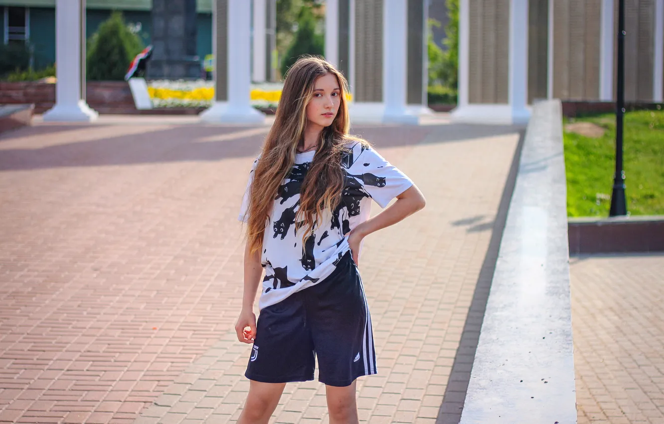 Фото обои girl, shorts, young, cute, T-shirt, long-haired