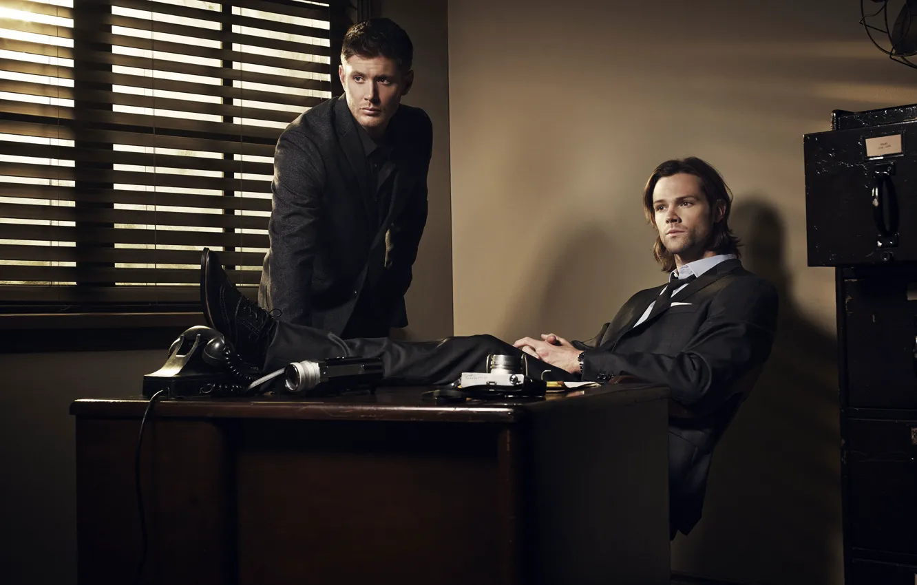 Фото обои стол, актеры, Дин, мужчины, Supernatural, Jensen Ackles, Сверхъестественное, костюмы