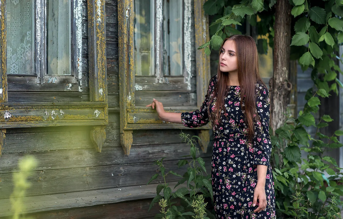 Фото обои девушка, дом, окна, платье, крапива, Анна Седова