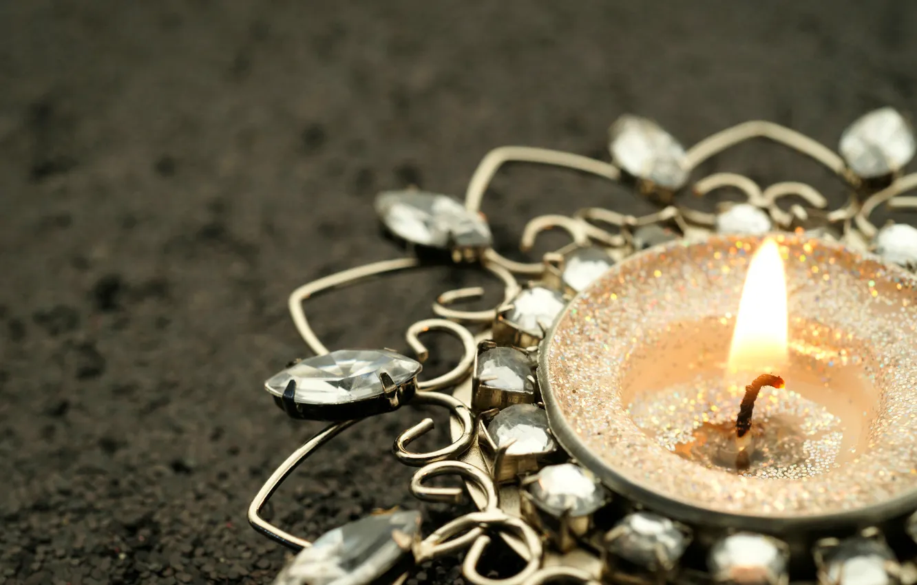 Фото обои пламя, свеча, блёстки, подсвешник