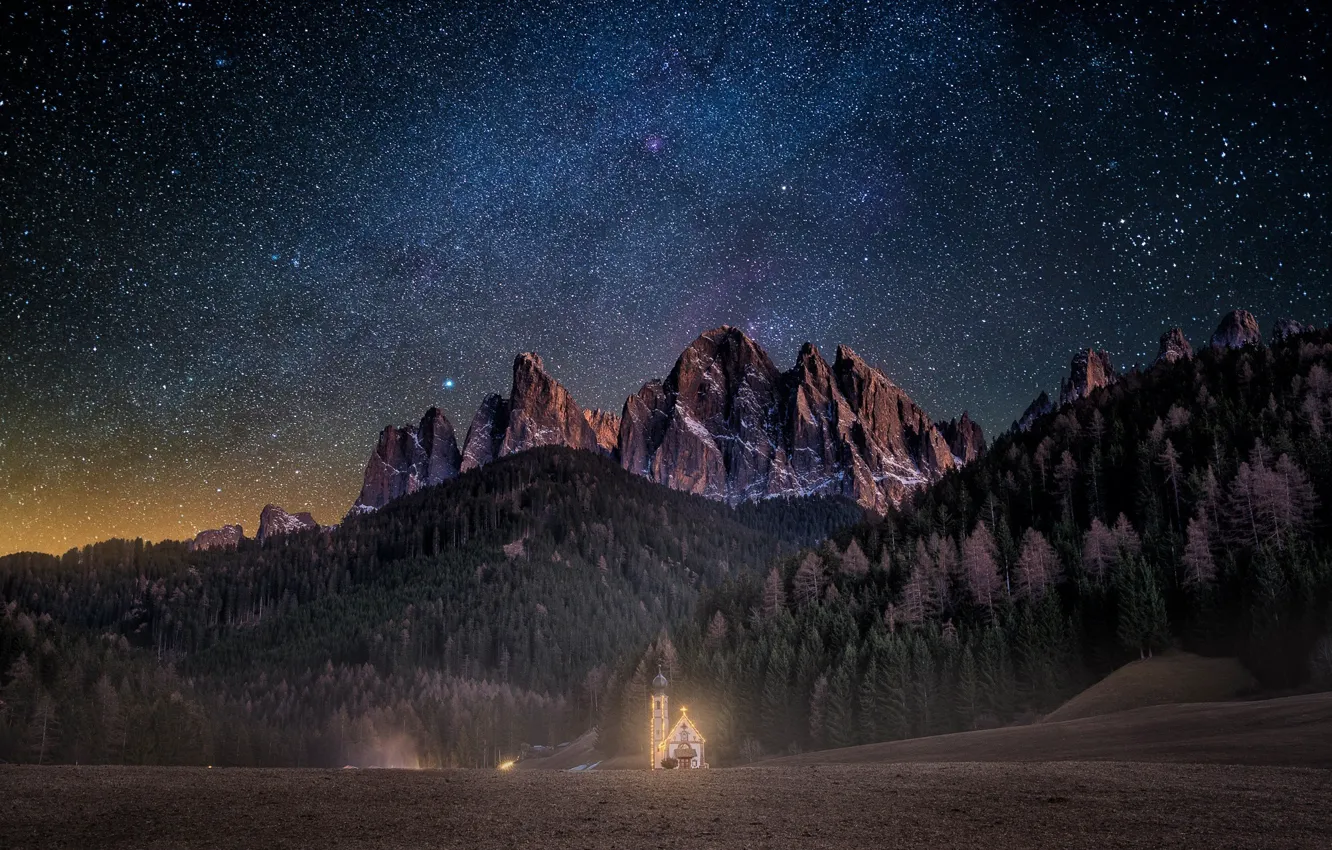 Фото обои лес, небо, звезды, свет, горы, ночь, Альпы, церковь