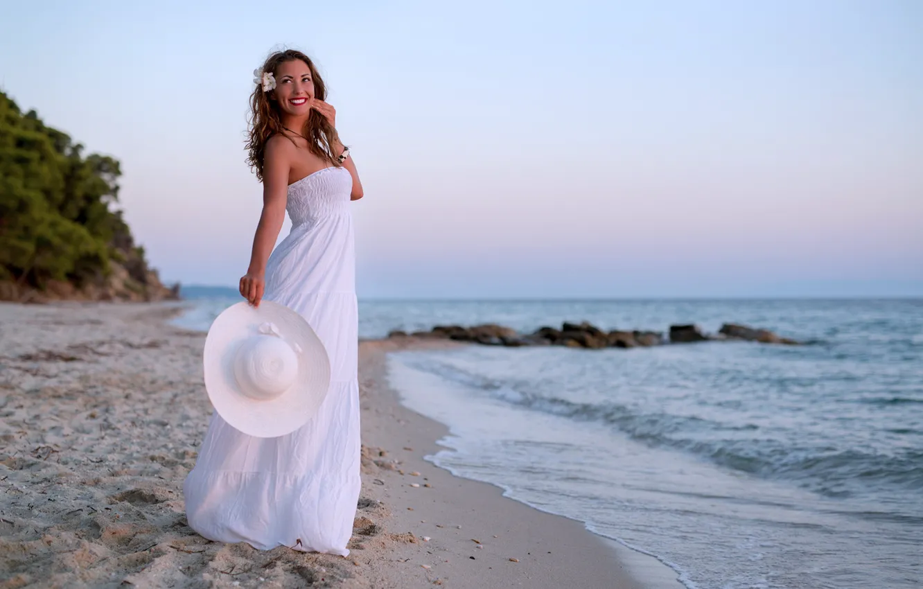Фото обои море, девушка, улыбка, побережье, шляпа, платье