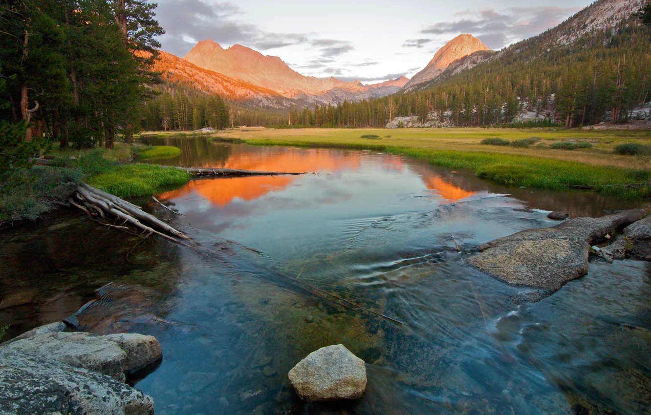 Фото обои деревья, горы, отражение, река, камни, склоны, Калифорния, США