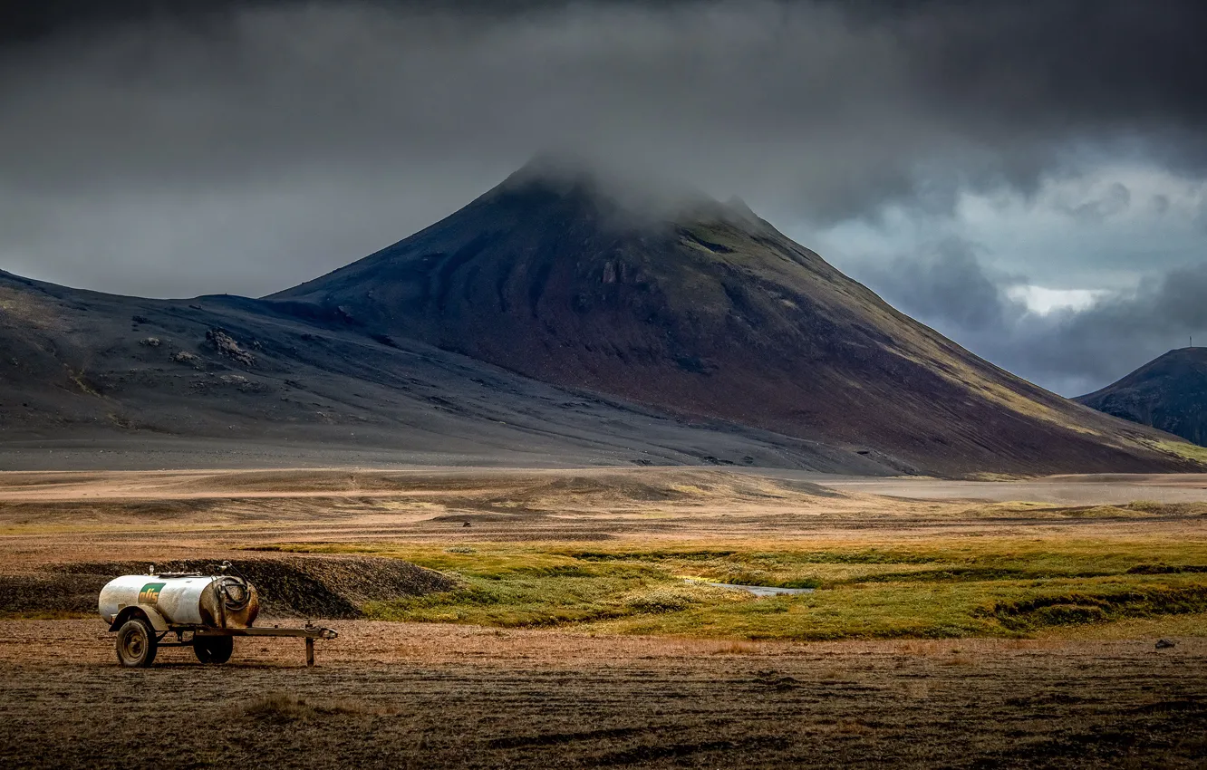 Фото обои поле, облака, горы, пасмурно, склоны, вершины, бочка, Исландия