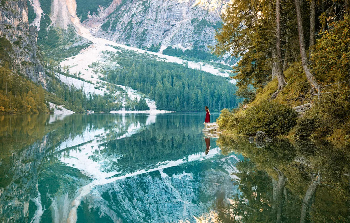 Фото обои девушка, деревья, горы, отражение, река, One step ahead