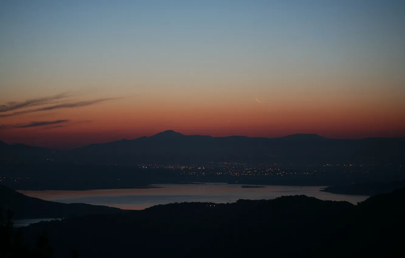 Фото обои горы, город, огни, озеро, восход, Луна, Венера, Турция