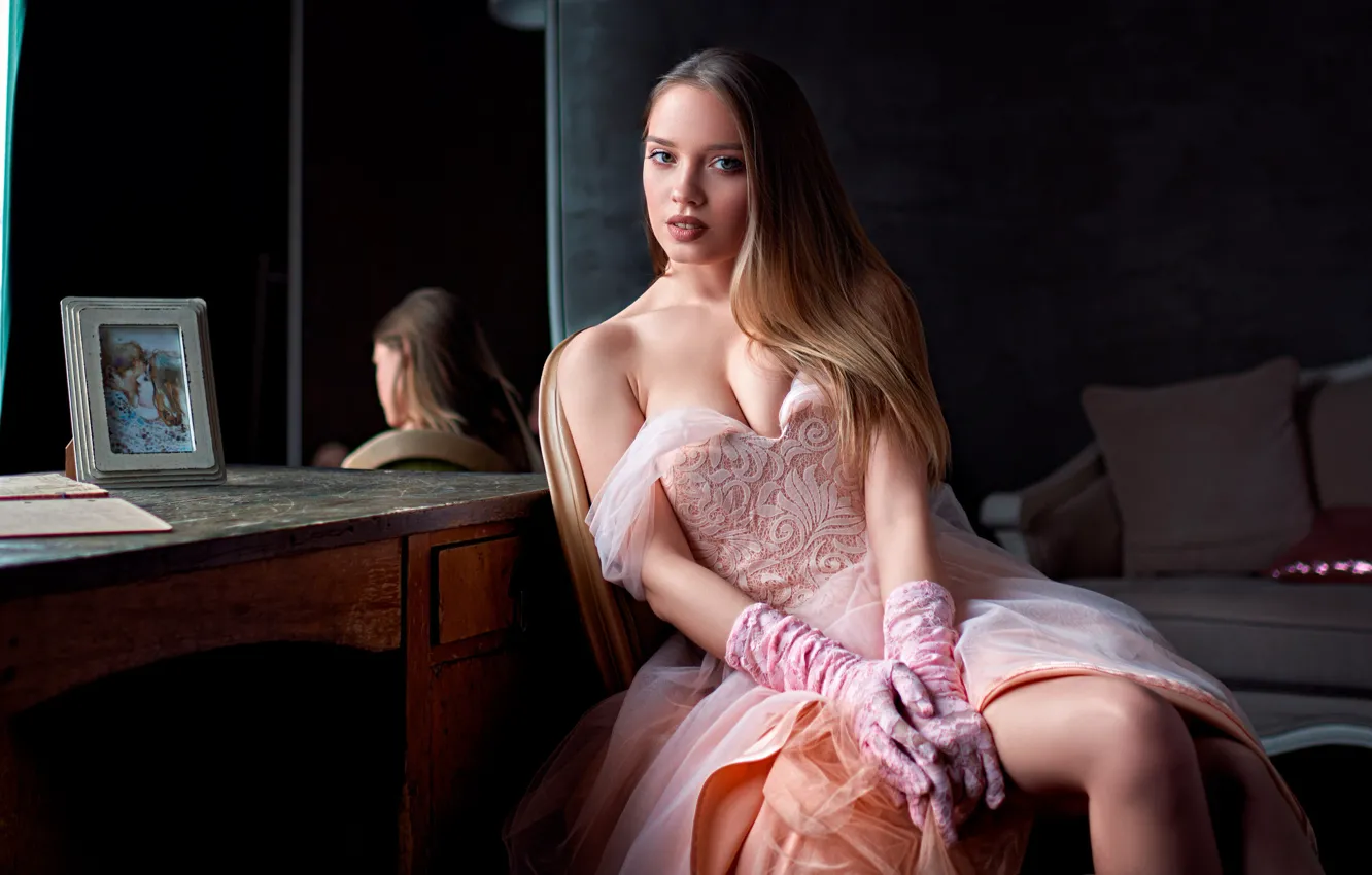 Фото обои взгляд, девушка, стол, фотография, платье, декольте, перчатки, Сергей Ольшевский