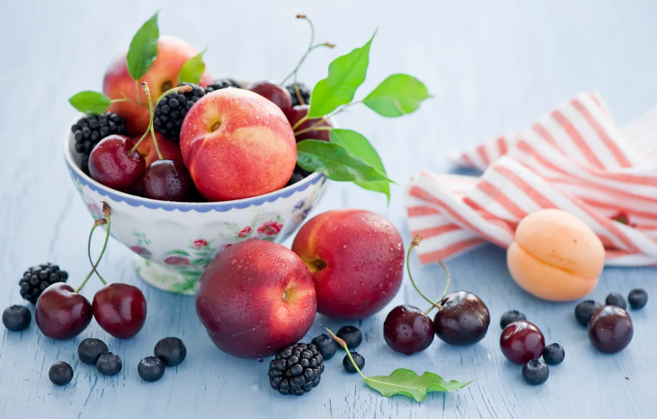 Фото обои ягоды, фрукты, натюрморт, абрикос, черешня, ежевика, голубика, пиала