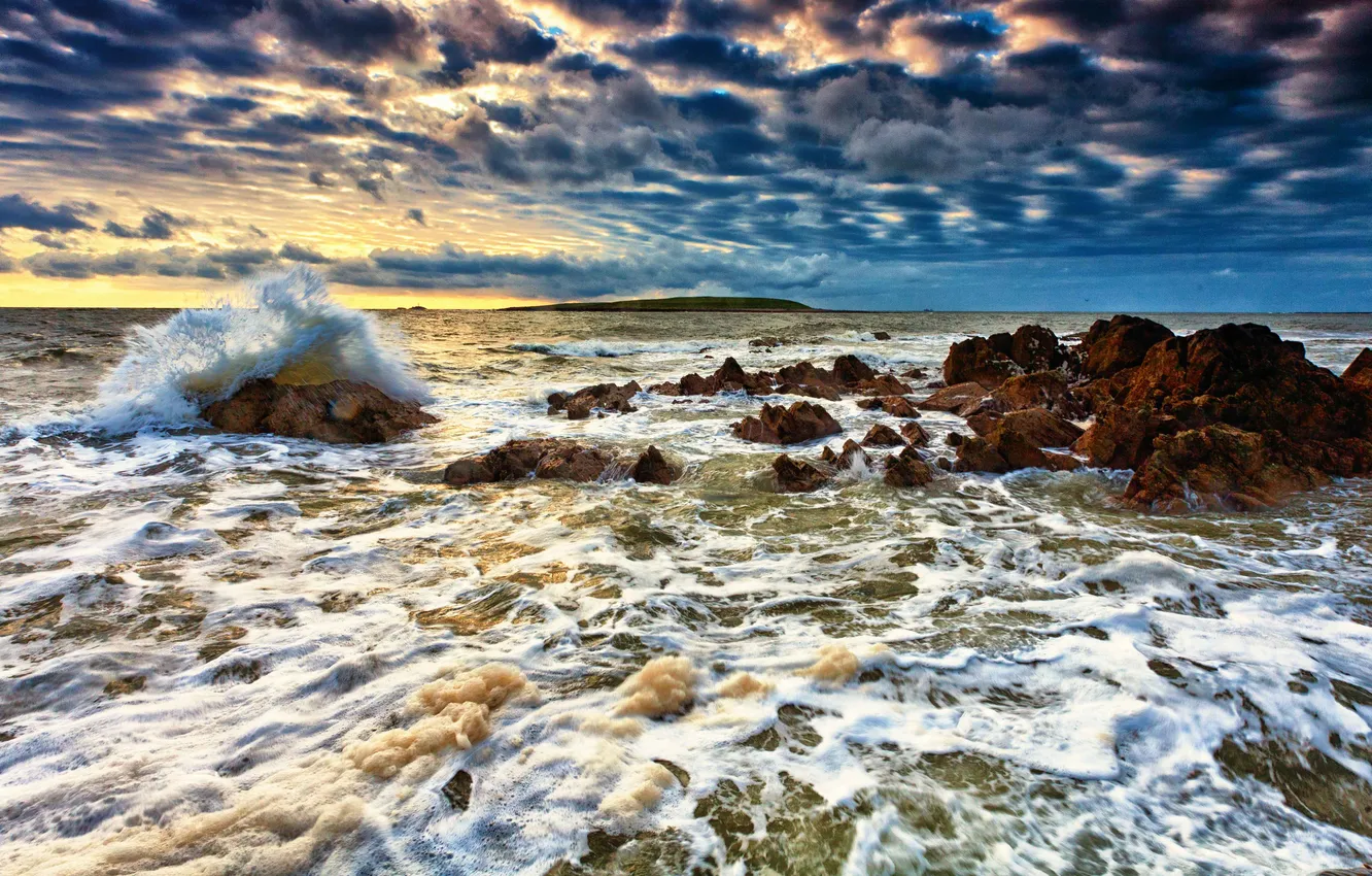 Фото обои море, волны, пена, брызги, камни, рассвет, остров, горизонт