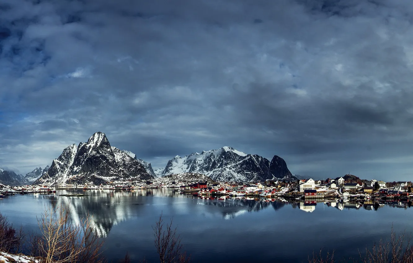 Фото обои зима, облака, снег, горы, Норвегия, залив, домики, Лофотенские острова