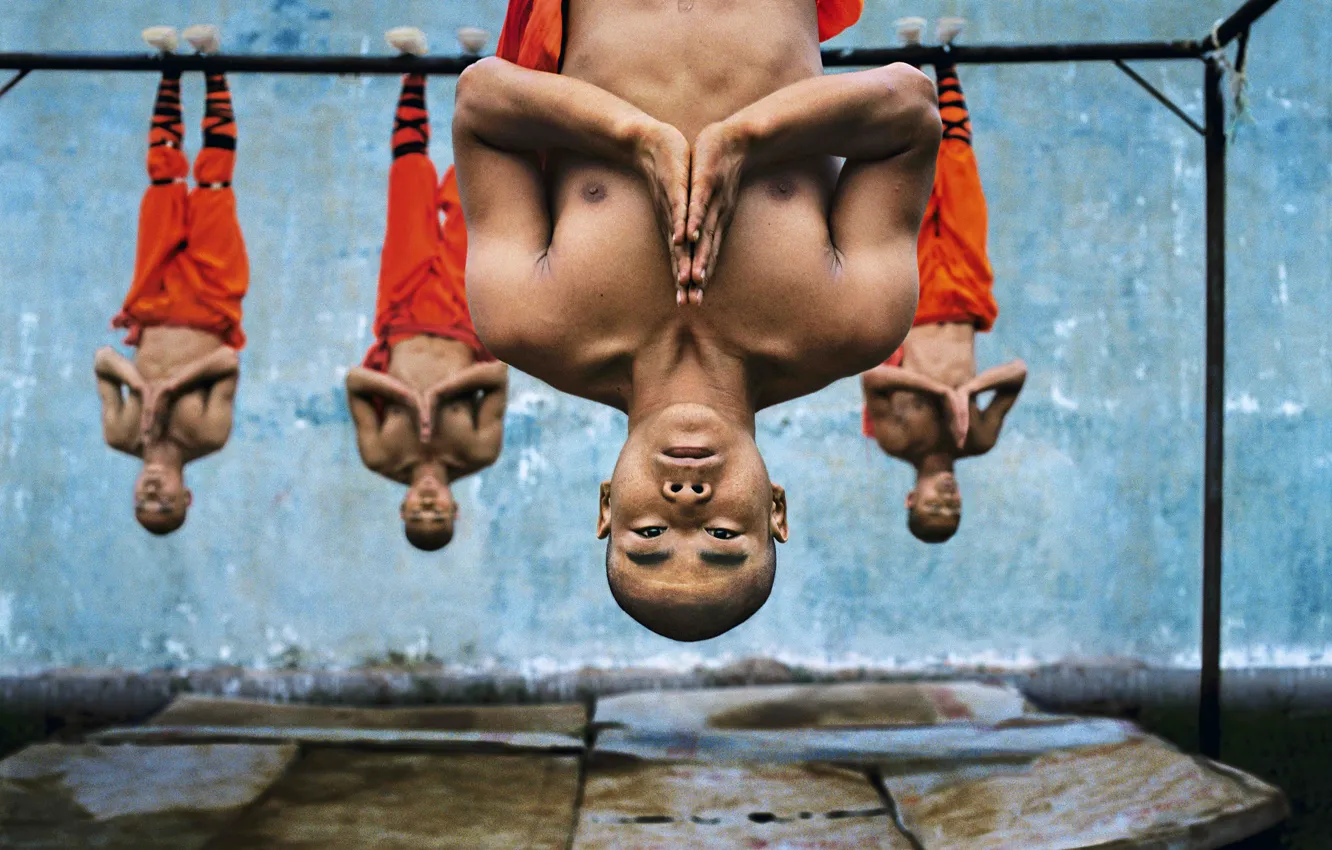 Фото обои China, Китай, Мужчины, Upside down, Вверх ногами, Hunan Province, Шаолинь, Hanging