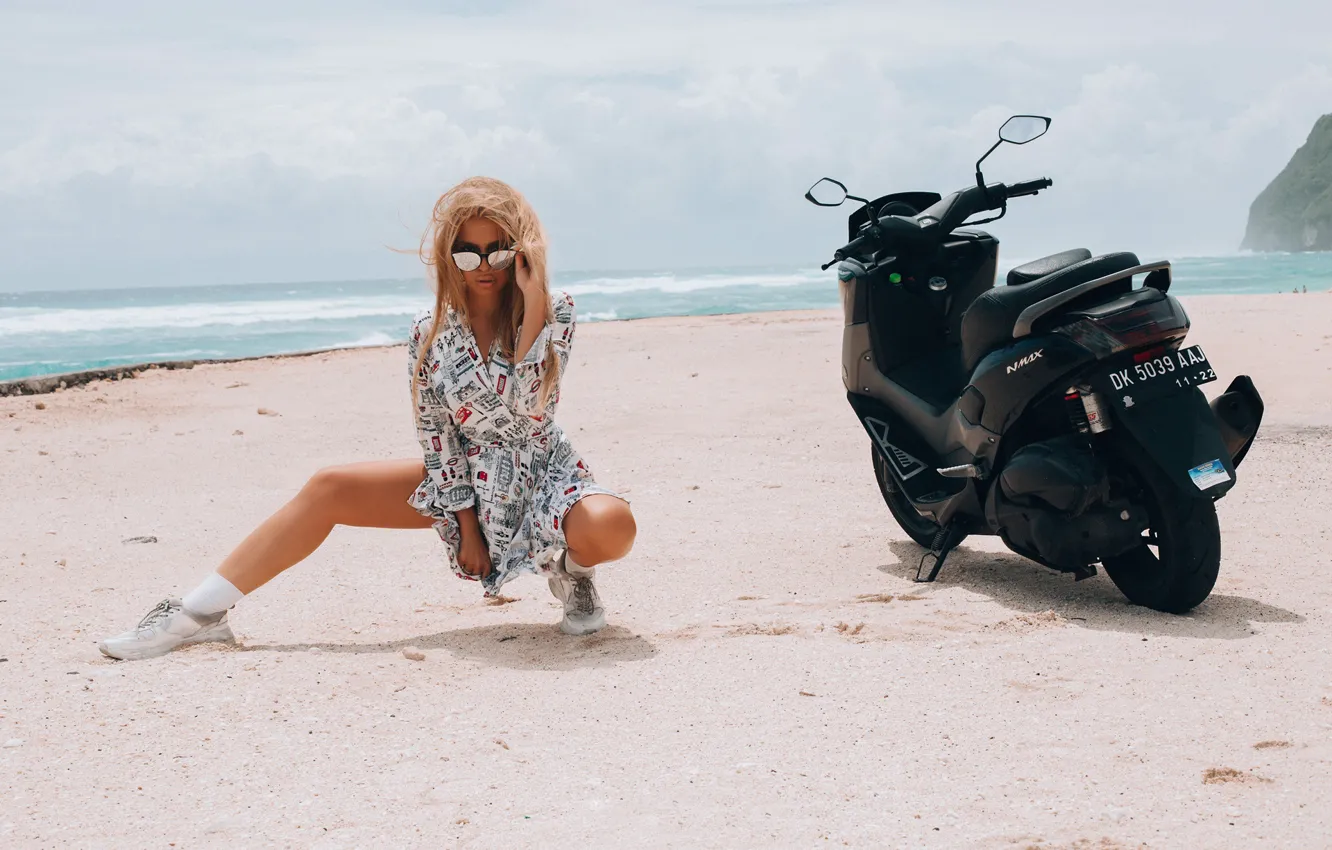 Фото обои пляж, девушка, поза, океан, платье, очки, мотороллер, скутер