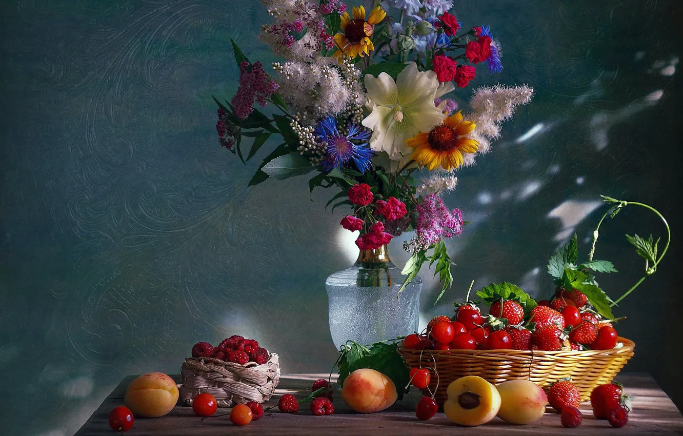 Фото обои цветы, вишня, ягоды, малина, фон, букет, клубника, натюрморт