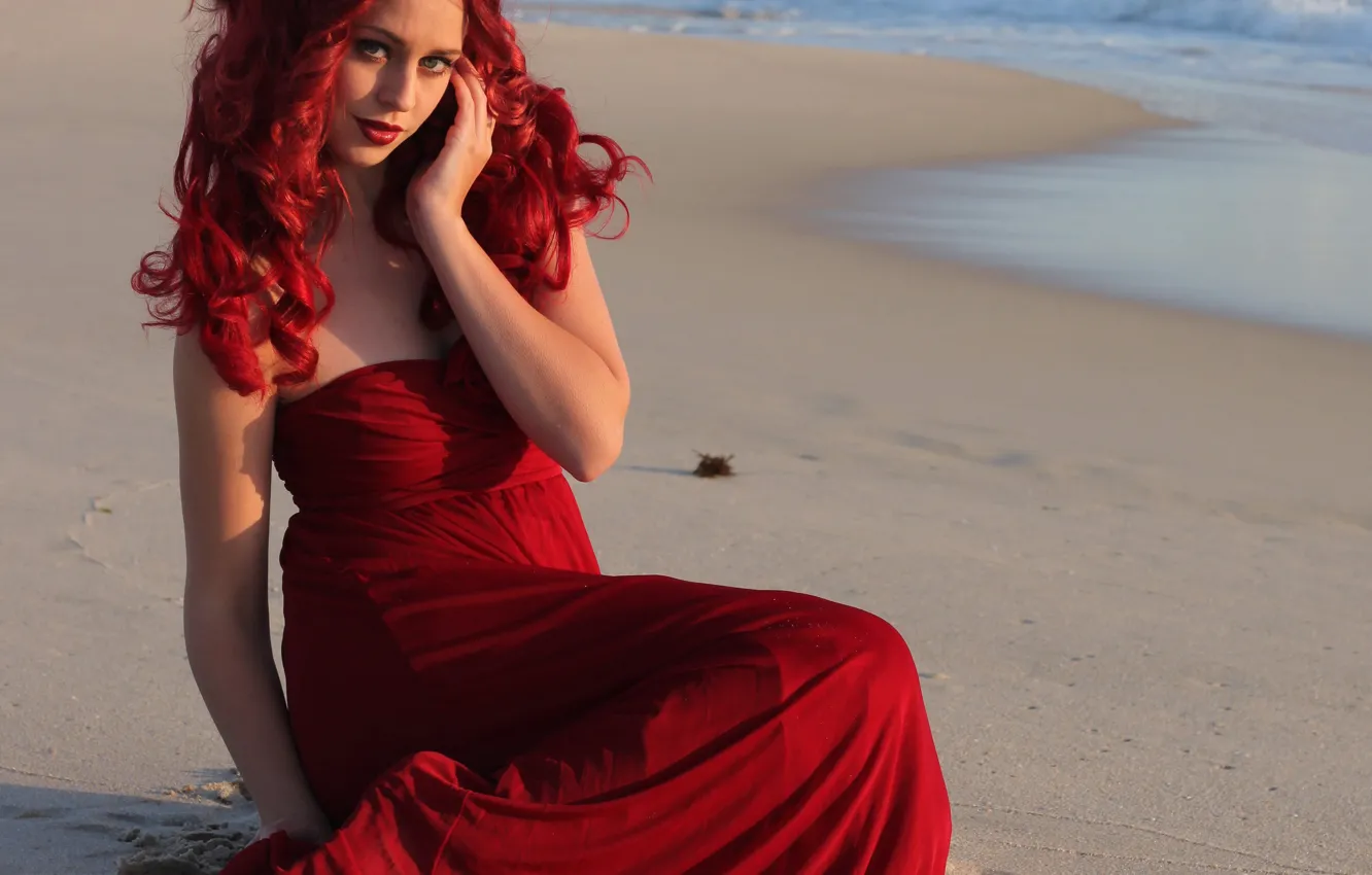 Фото обои песок, море, девушка, макияж, помада, красное платье, кудри, красные волосы