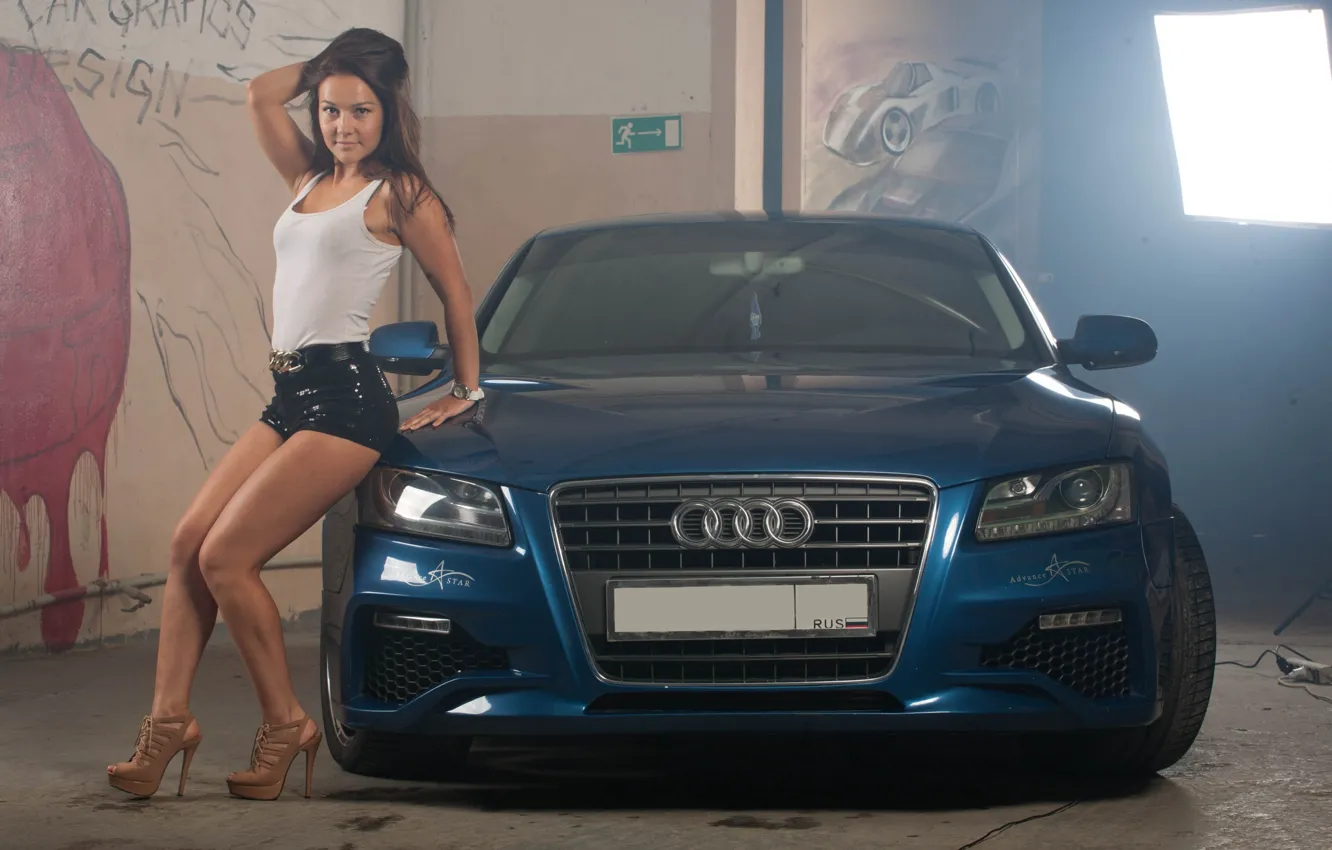 Фото обои авто, взгляд, Audi, Девушки, гараж, красивая девушка, позирует над машиной