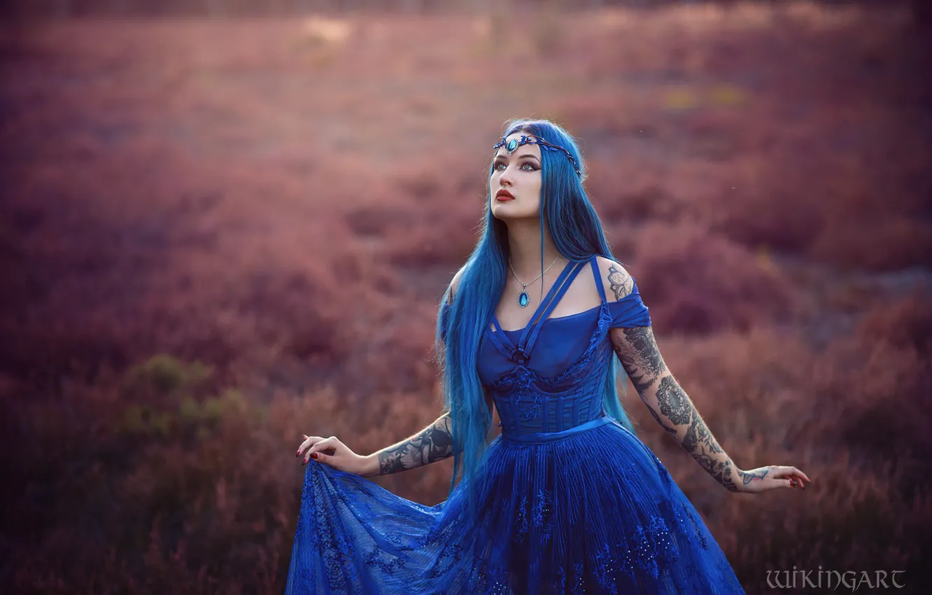 Фото обои поле, взгляд, девушка, природа, поза, стиль, руки, макияж