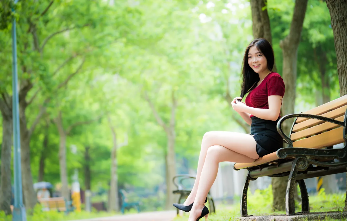 Фото обои девушка, туфельки, улыбка, парк, азиатка, милашка, скамья, боке