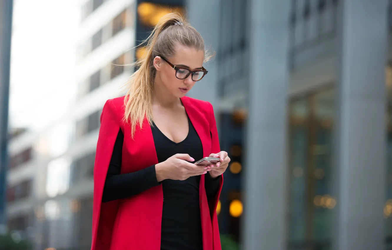 Фото обои white, woman, suit, urban, technology, talking, wireless, texting