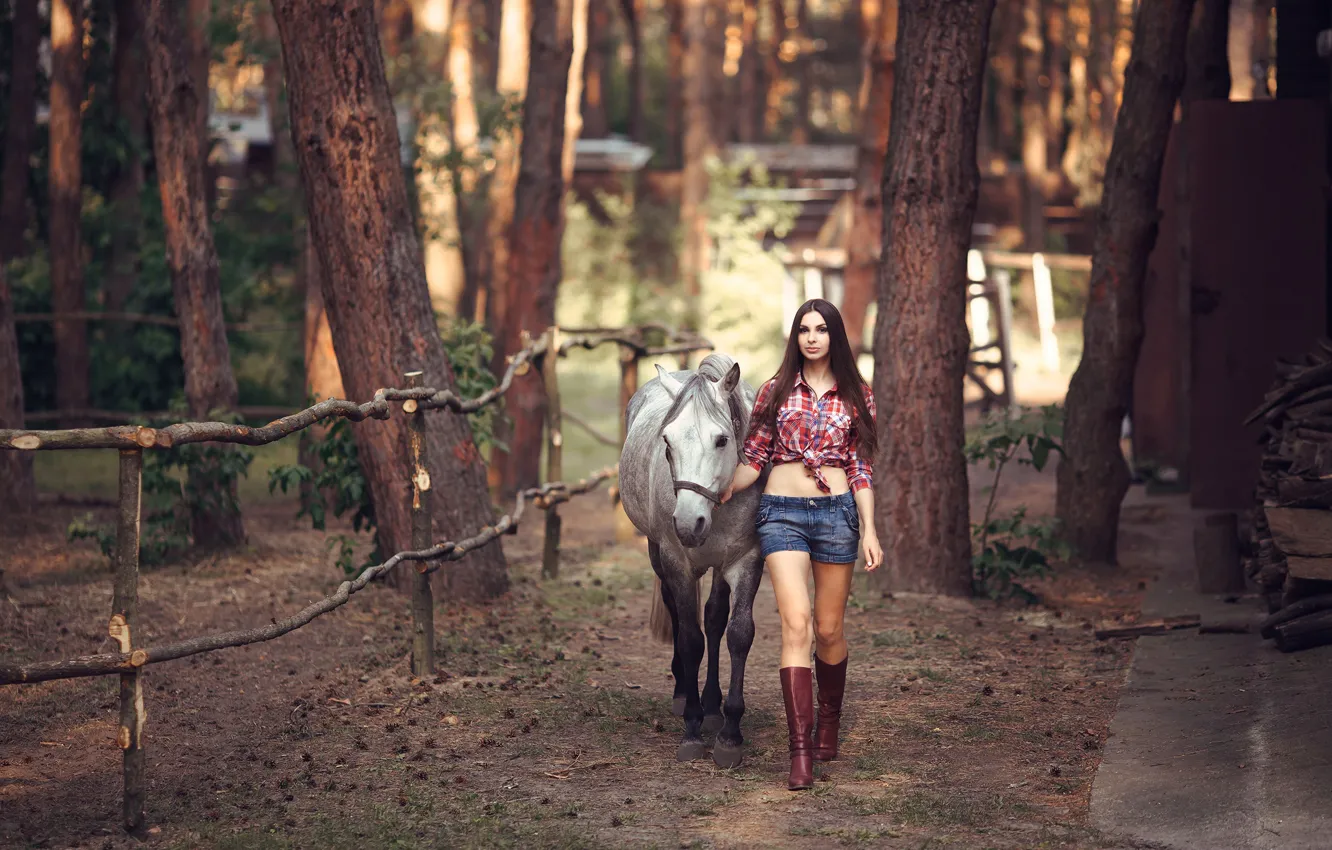 Фото обои лес, девушка, поза, волосы, лошадь, шорты, сапоги, брюнетка