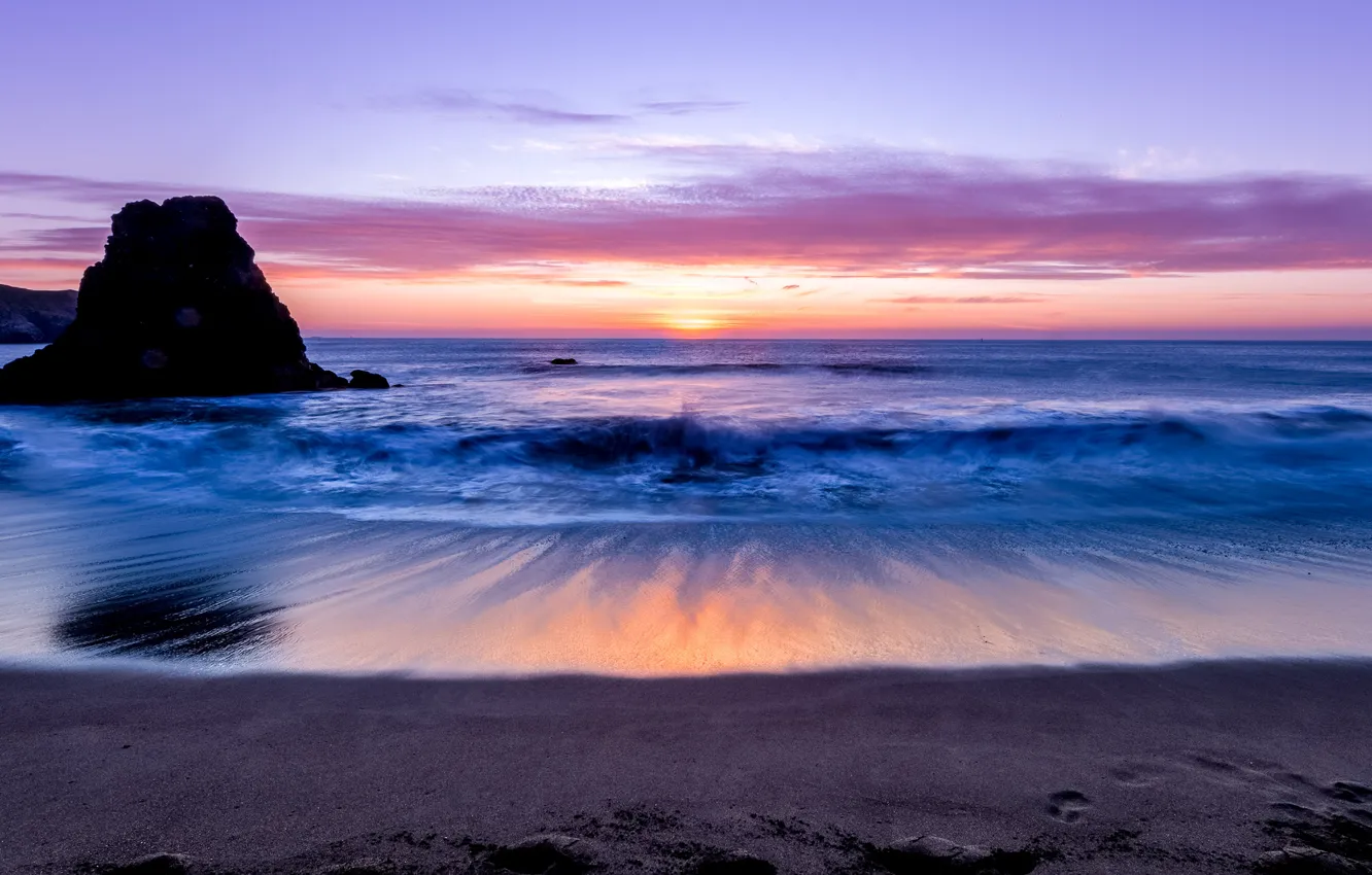 Фото обои песок, небо, облака, закат, скала, океан, берег, Море