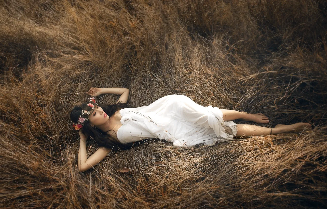 Фото обои трава, поза, тело, Девушка, платье, азиатка