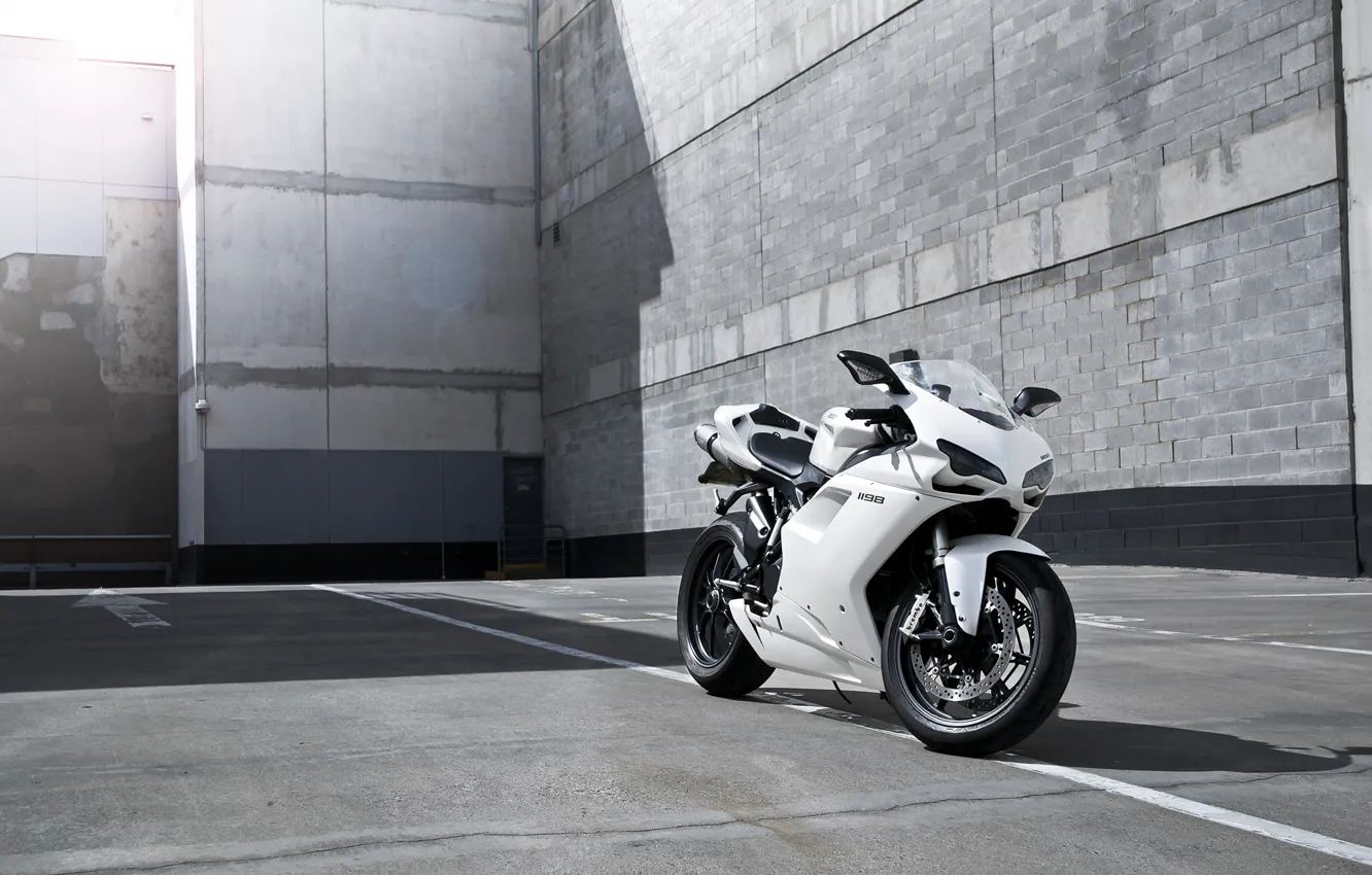 Фото обои белый, полосы, тень, мотоцикл, white, блик, bike, ducati