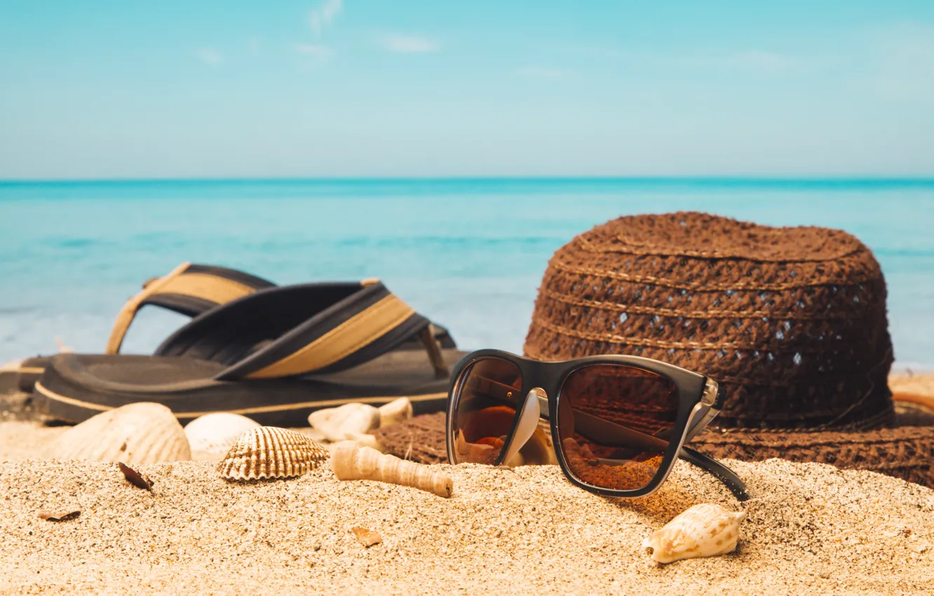 Фото обои песок, море, пляж, лето, отдых, шляпа, очки, ракушки