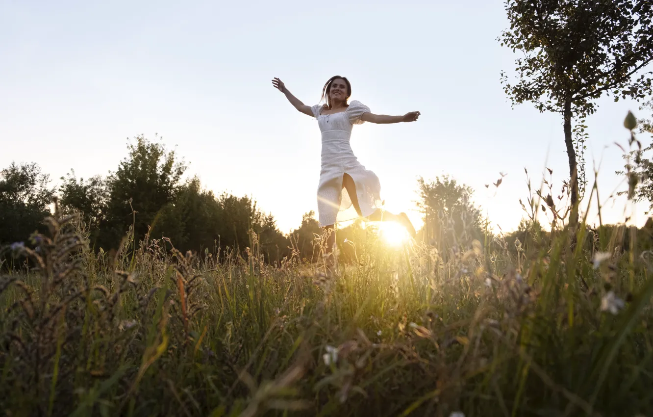 Фото обои smiley, woman, sunset, portrait, outdoor, running