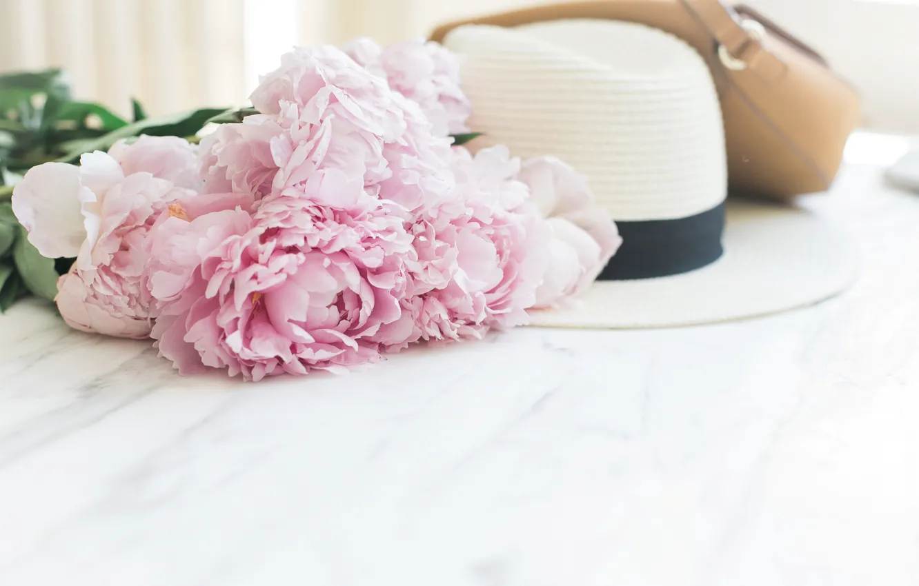 Фото обои цветы, букет, шляпа, сумка, pink, flowers, пионы, peonies