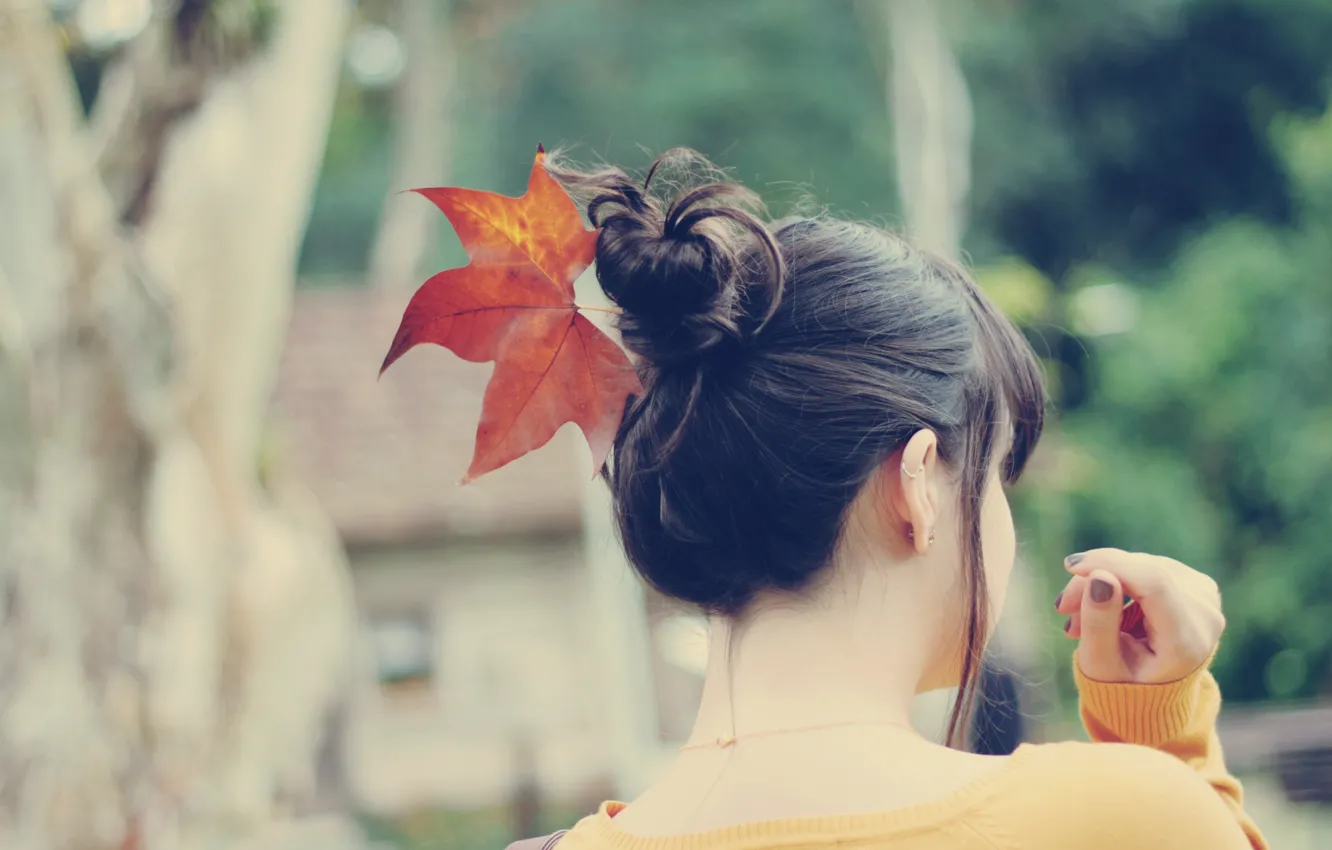 Фото обои листья, девушка, фон, настроения, листок, брюнетка