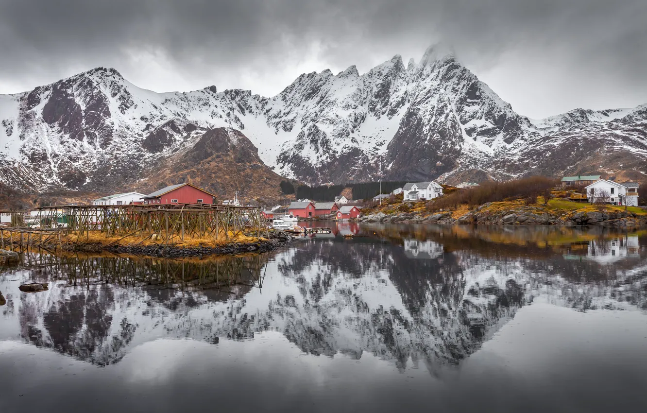 Фото обои зима, гроза, облака, снег, горы, отражение, лодки, деревня