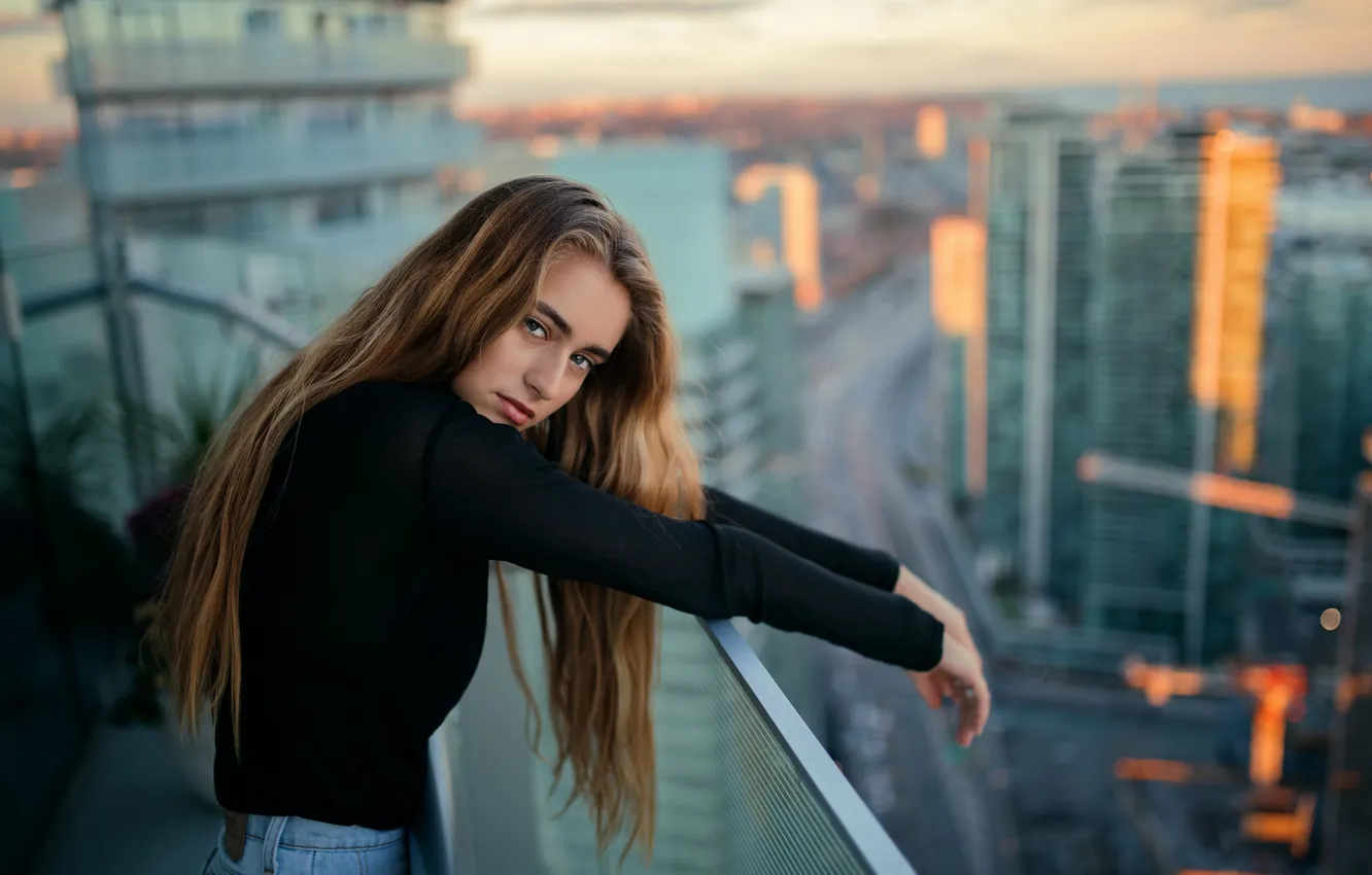 Фото обои взгляд, девушка, город, волосы, балкон