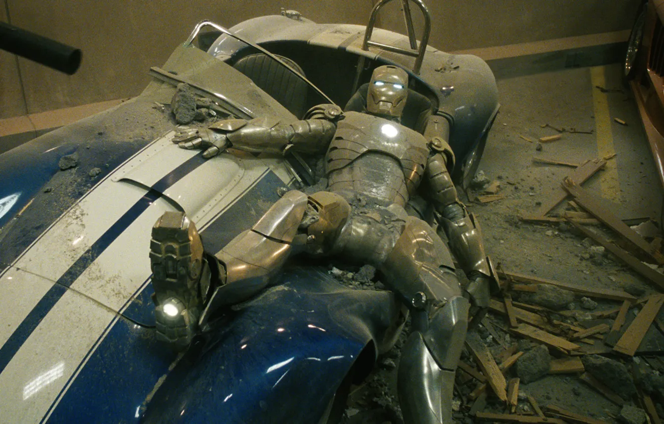 Фото обои машина, пыль, лежит, Железный человек, Iron Man, мятина